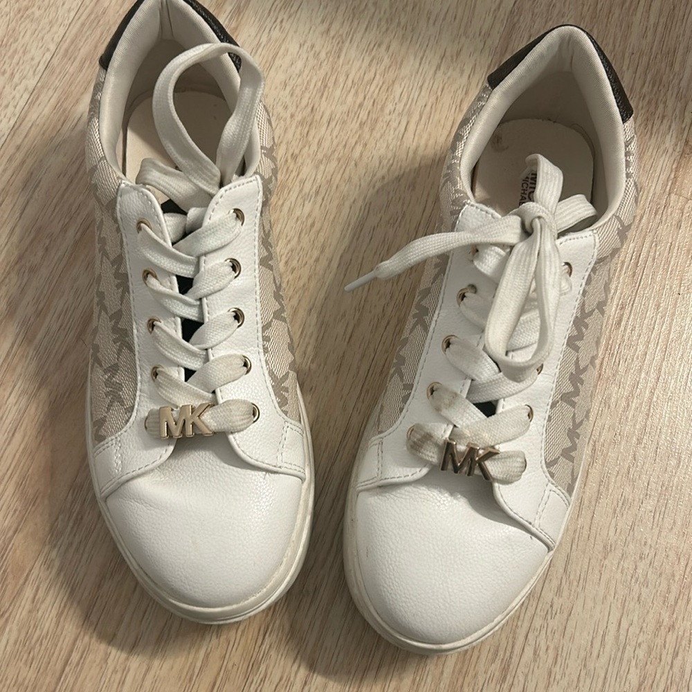 Michael kors girl
Sneakers